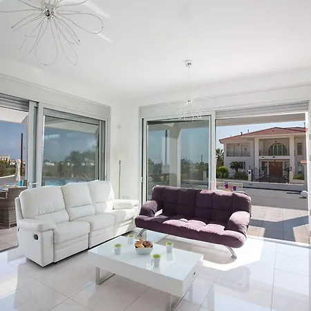 Protara Chrysos - Beautiful 5 Bedroom - Walking Distance Villa