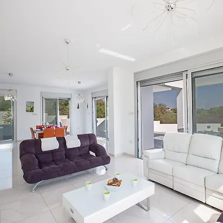 Villa Protara Chrysos - Beautiful 5 Bedroom - Walking Distance *