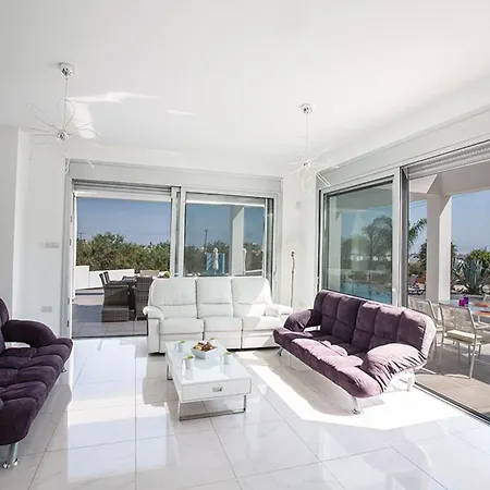 Villa Protara Chrysos - Beautiful 5 Bedroom - Walking Distance *